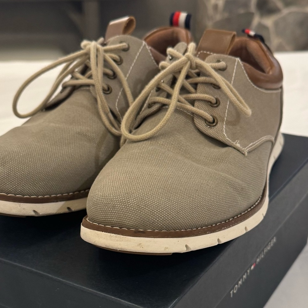 Tan Tommy Hilfiger casual dress shoe. Size 9.5  great condition with box.